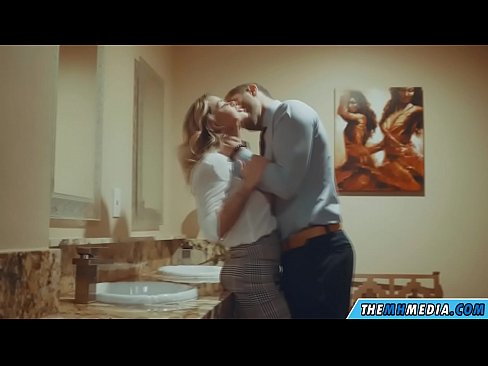 ❤️ Pe a faaosoosoina oe e se blonde busty i totonu o se faletaele lautele ❌ Rusia porn ️❤